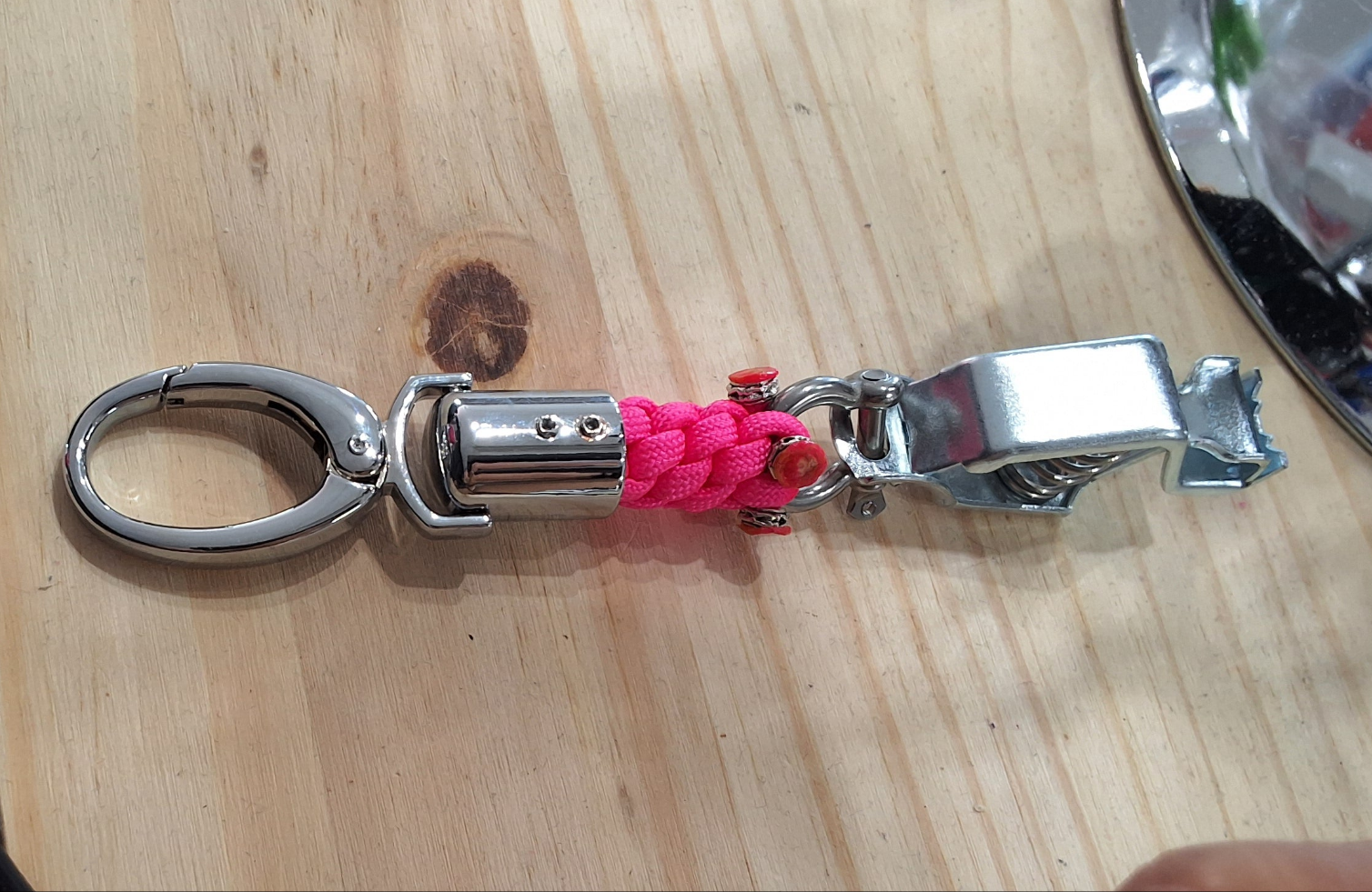 Paracord Clips: Glove Clip
